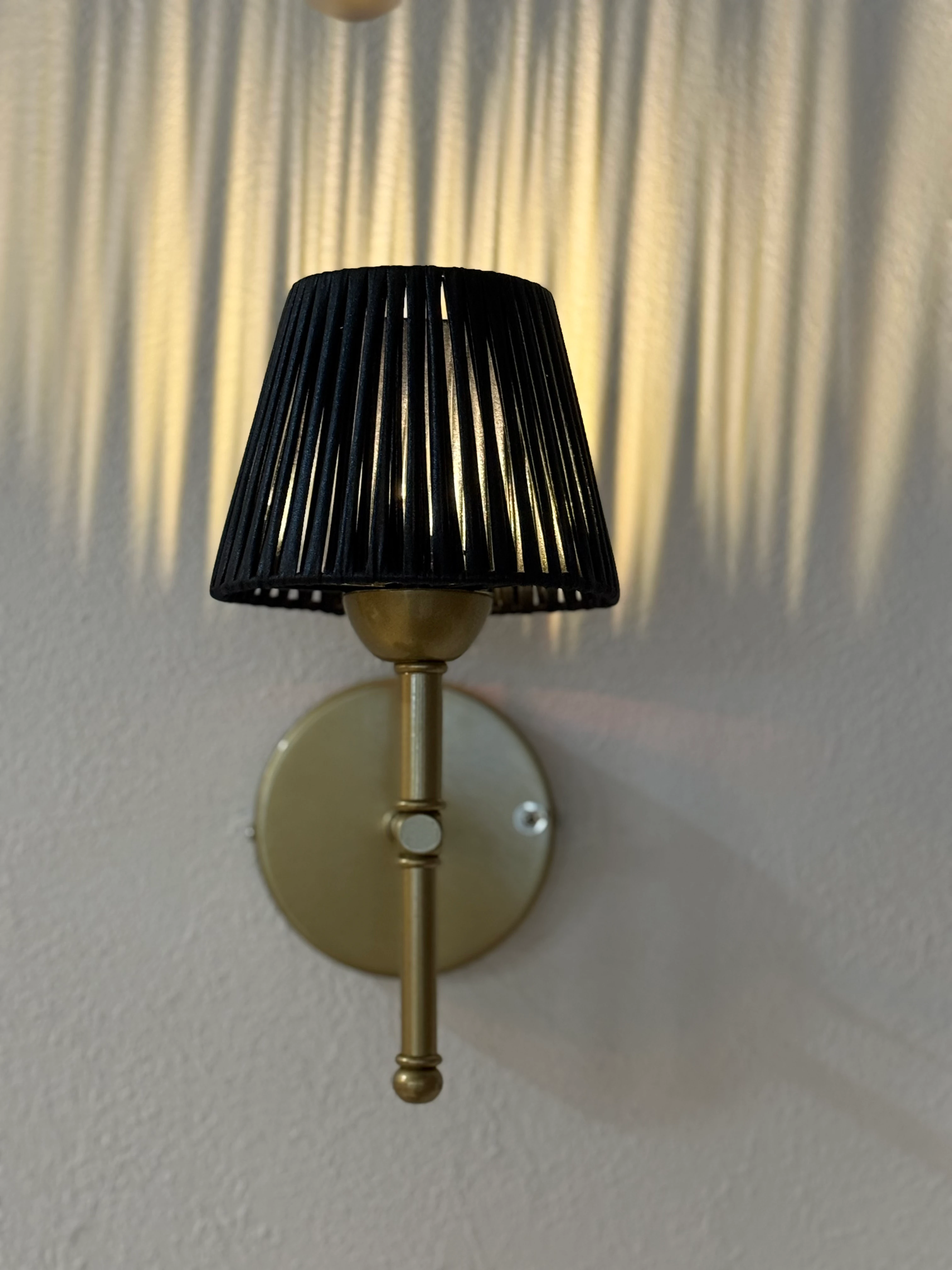 Siyah Deri Kablosuz Pilli Duvar Aydınlatması Aplik - Alt Eskitme Gold